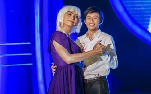 Khương Ngọc thể hiện ca khúc 'Như một giấc mơ' với phần hình ảnh khá độc đáo khi Mỹ Tâm đội những bộ tóc giả đen - trắng và màn cắt tóc vì buồn tình cùng màn đánh đàn piano máu lửa. Anh khiến mọi người bật cười thoải mái bởi phiên bản Mỹ Tâm vừa gợi nhớ hình ảnh gốc, vừa đầy chất 'điên'.