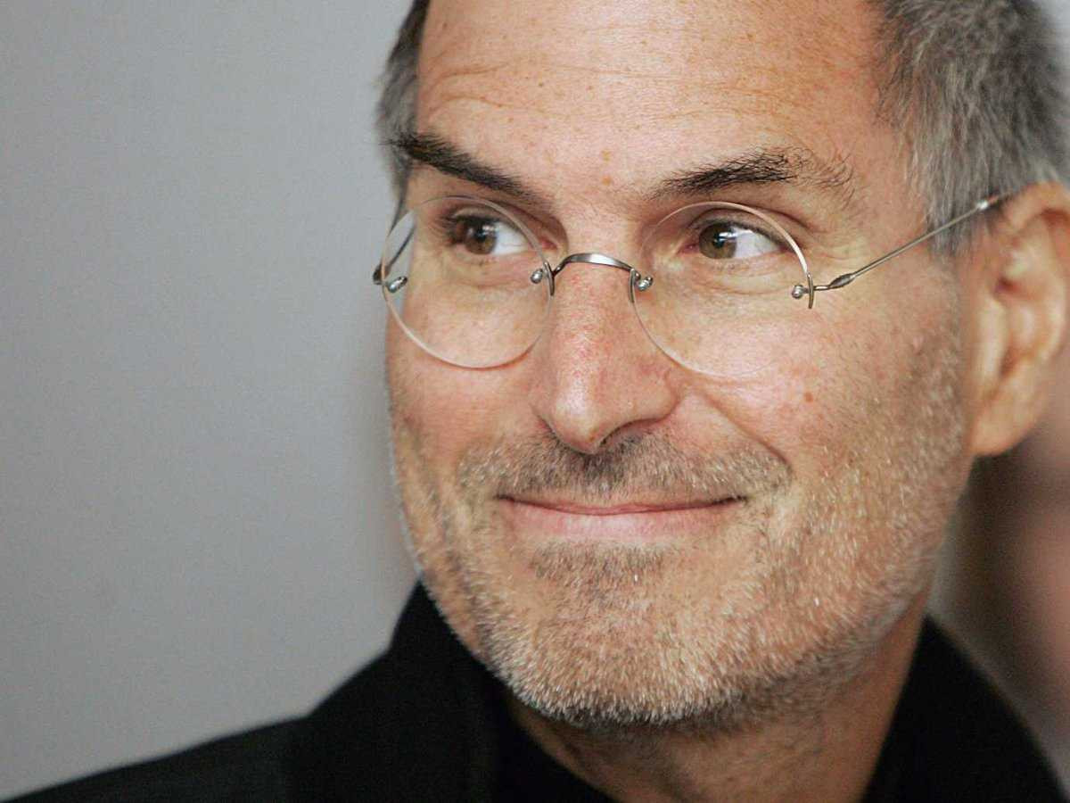 Siêu tỷ phú từng đi bán áo ngực, thuần hóa sư tử