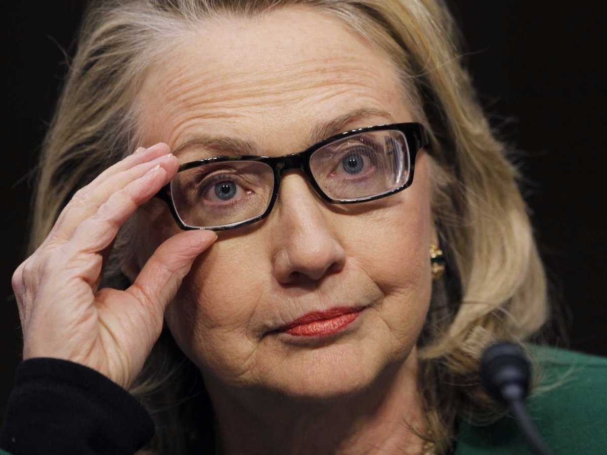 Siêu tỷ phú từng đi bán áo ngực, thuần hóa sư tử