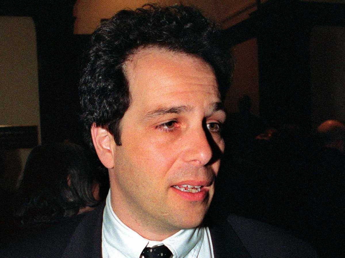 Siêu tỷ phú từng đi bán áo ngực, thuần hóa sư tử