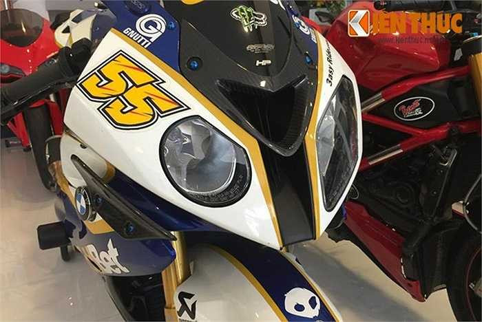 Đầu xe được độ các bon siêu nhẹ và đánh số 55 của đội đua, cùng hàng loạt các tem chế được đắp lên giống như các phiên bản đua đường phố nổi tiếng thế giới. 