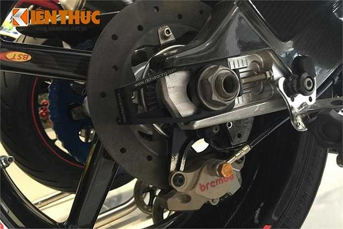 Xe sở hữu cặp vành các bon carbon fiber Black Diamond trị giá khoảng 3.600 USD, đĩa phanh sau cũng là phanh gốm hàng hiệu. 