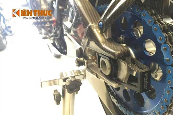 Phuộc monoshock hiệu Ohlins cùng với bộ gắp sau các bon cực chất. 