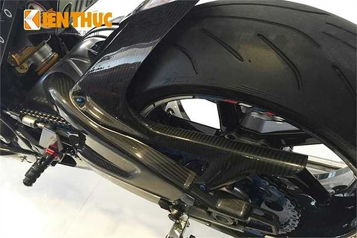 Dè sau, chắn xích và nhiều chi tiết cũng được phủ sợi carbon với số tiền không hề nhỏ. 