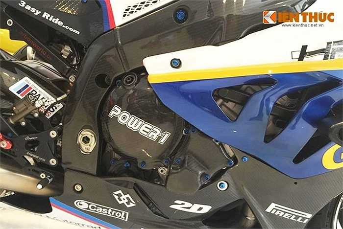 S1000RR sử dụng động cơ 4 xi-lanh thẳng hàng, dung tích 999 cc, sản sinh 193 mã lực tại 13.000 vòng/phút cùng 112 Nm mô-men xoắn tại 9.750 vòng/phút. 