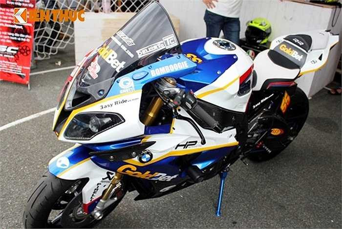 Dàn áo hiệu GoldBet của Mỹ cũng được thửa riêng trị giá hơn 5.000 USD. Theo tính toán tổng giá trị chiếc xe sau khi độ khoảng 600 triệu đồng, chưa tính giá trị BMW S1000RR khoảng 700 triệu. 
