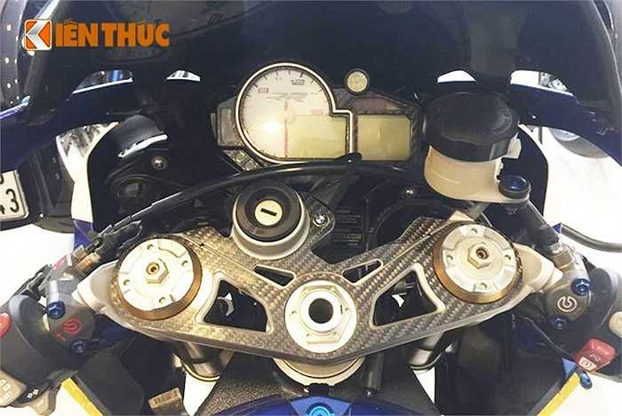 Trên táp lô của S1000RR cũng được độ các bon cùng hàng loạt các chi tiết hàng hiệu khác. 