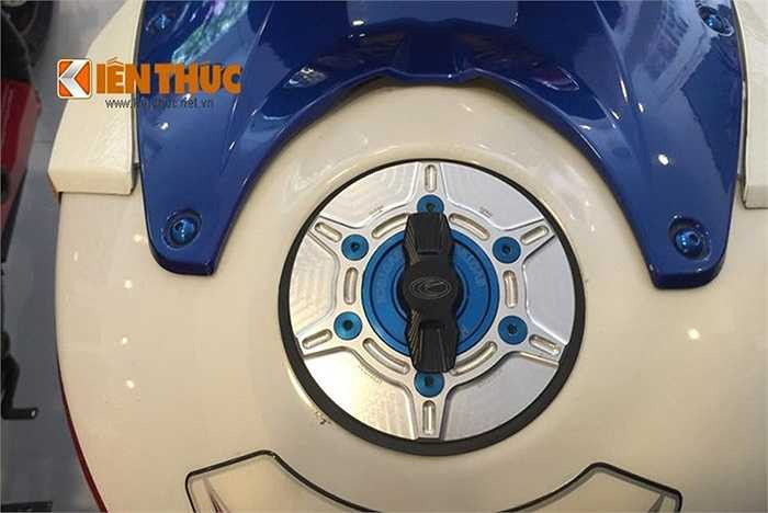 Trên bình xăng của chiếc siêu môtô này cũng được độ thêm nắp bình xăng hàng hiệu được nhập về từ nước ngoài