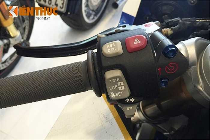Tay lái bên trái của BMW S1000RR được trang bị các nút bấm như ABS DTC, đèn báo ưu tiên, điều khiển hành trình, xi nhan... 
