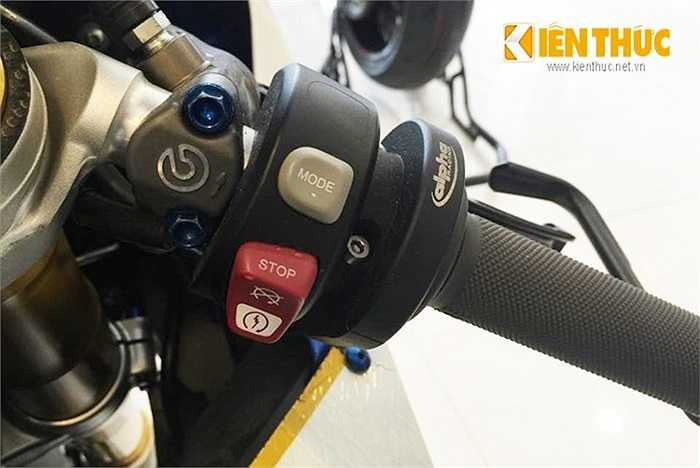 Bên phải là hệ tống khởi động cùng nút Mode - bộ tay lái đều được trang bị 'đồ chơi' Brembo và các bon. 