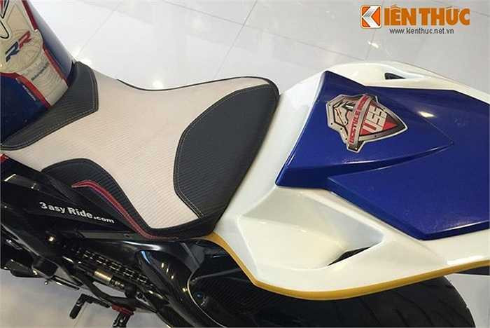 Yên xe so lo được trang bị ốp đuôi cùng yên mang tông màu trắng đen viền đỏ hợp với tông màu của xe. 