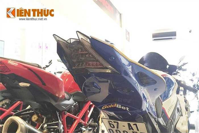 Đèn hậu thiết kế mỏng vểnh ngược lên đúng phong cách những chiếc Sport bike, xe sử dụng đèn LED để tăng hiệu quả chiếu sáng. 