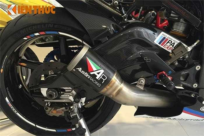 Xe được 'lên đời' pô Austin Racing dành cho đường đua cùng các chi tiết như để chân, gắp phanh, số... hàng hiệu giá trị 