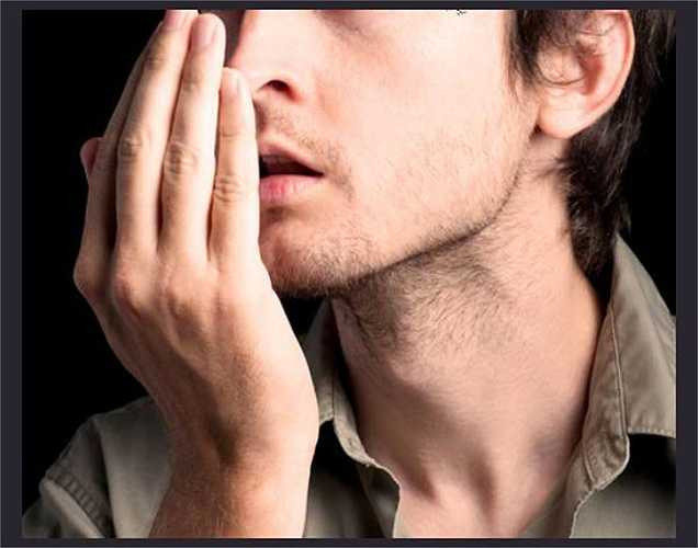 Hơi thở hôi: Khi mất nước, nước bọt trong miệng giảm khiến vi khuẩn phát triển mạnh, dẫn đến hôi miệng. Vì vậy, khi ai đó không đến gần hơn để nói chuyện với bạn, thì bạn biết lí do vì sao rồi.