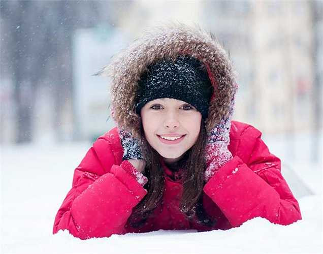 Khi bị rùng mình: Lưu thông máu trong cơ thể bị giảm do thiếu nước, tự nhiên bạn cảm thấy ớn lạnh. Vì nước rất cần thiết để giữ ấm cho cơ thể của bạn trong tất cả các mùa.