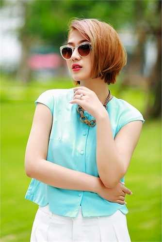 Trang Cherry sở hữu gương mặt đẹp và phong cách ăn mặc cá tính 