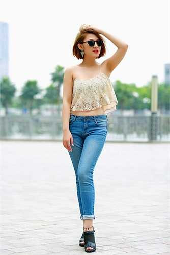 Lĩnh vực đầu tiên cô theo đuổi là ca hát 