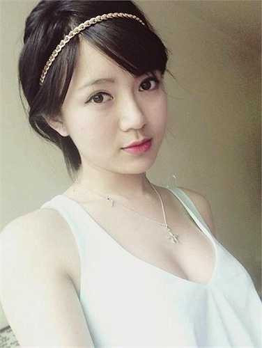 Gương mặt khả ái của cô gái thích bóng đá 