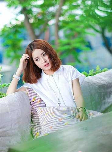 Chi Pu dường như hoàn toàn 'lột xác' từ hình ảnh dịu dàng, ngây thơ sang phong cách cá tính 