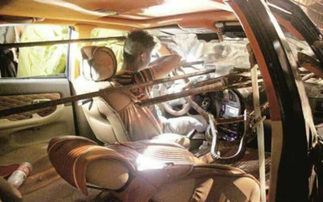 Những thanh thép đâm xuyên cửa trước ô tô