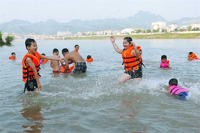 Ảnh: Dân Hoà Bình chen chúc nhau 'tắm biển' sông Đà