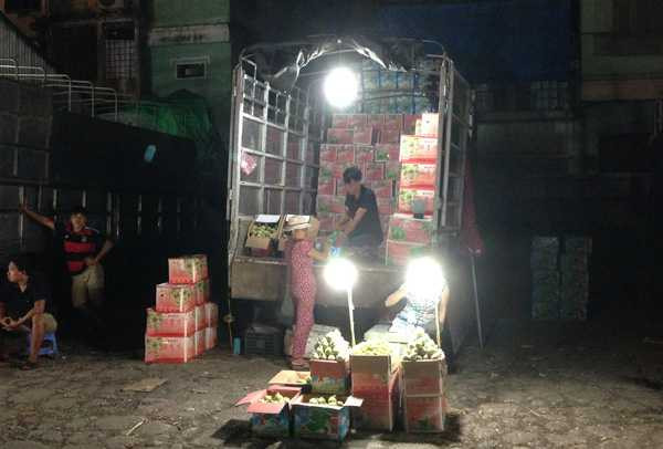 Chợ đêm Long Biên hớp hồn khách Tây