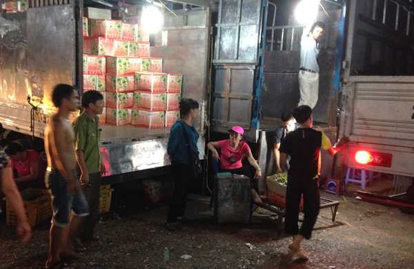 Chợ đêm Long Biên hớp hồn khách Tây