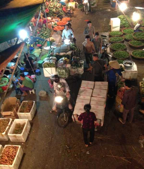 Chợ đêm Long Biên hớp hồn khách Tây