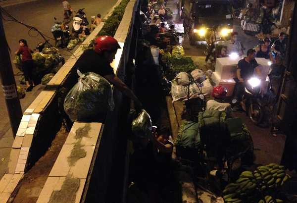 Chợ đêm Long Biên hớp hồn khách Tây