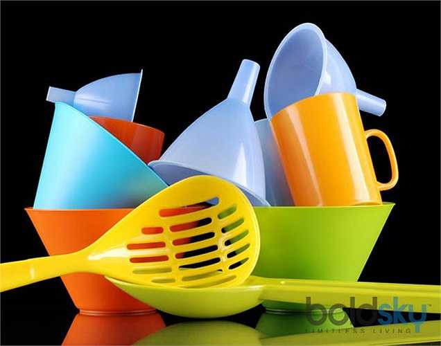 Nhựa: Tốt hơn hết là nên giảm bớt sử dụng nhựa, đặc biệt, khi là để đựng thực phẩm, hãy sử dụng giấy thay vì túi ni lông. Ngoài ra, hộp đựng thức ăn thì nên bằng inox thay hộp nhựa vì một số hóa chất trong hộ nhựa tác động đến hormon nữ.