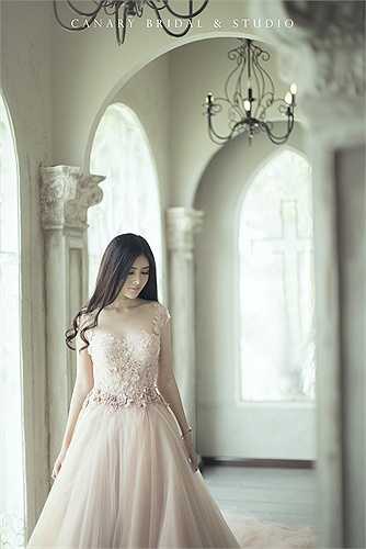 Bộ ảnh được thực hiện bởi nhiếp ảnh gia Wilson Chueng, trang điểm Linh Trịnh, áo cưới Canary Bridal và stylist Phúc Lâm.