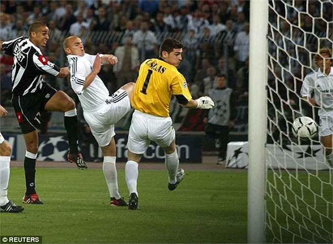 Mặc dù vậy, sự nghiệp của Casillas cũng có những mảng tối, ví như lần bị Juventus đánh bại 3-1 tại bán kết Champions League năm 2003