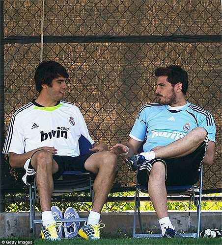 Casillas cũng có cơ hội làm đồng đội của nhiều siêu sao như Kaka, Ronaldo 'béo', Zidane, Figo, Beckham...