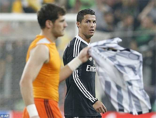 Phản ứng của Casillas và Ronaldo sau khi bị Juventus loại khỏi bán kết Champions League năm nay. Cả hai cũng từng bị đồn đoán là xảy ra mâu thuẫn khi bạn gái Casillas có những phát biểu không hay hướng về CR7