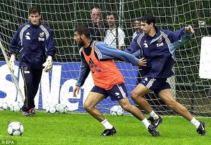 Hình ảnh Casillas trong những ngày đầu mới lên đội một Real. Trong ảnh là cuộc chạm trán với Pep Guardiola (giữa)
