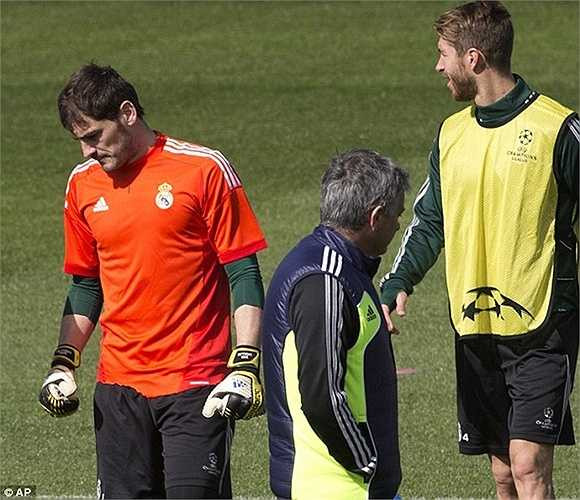 Tuy nhiên đó cũng là thời điểm bắt đầu đánh đấu sự đi xuống của Casillas. Phong độ của anh càng trượt dài ở mùa 2011-12, sau những va chạm với Mourinho