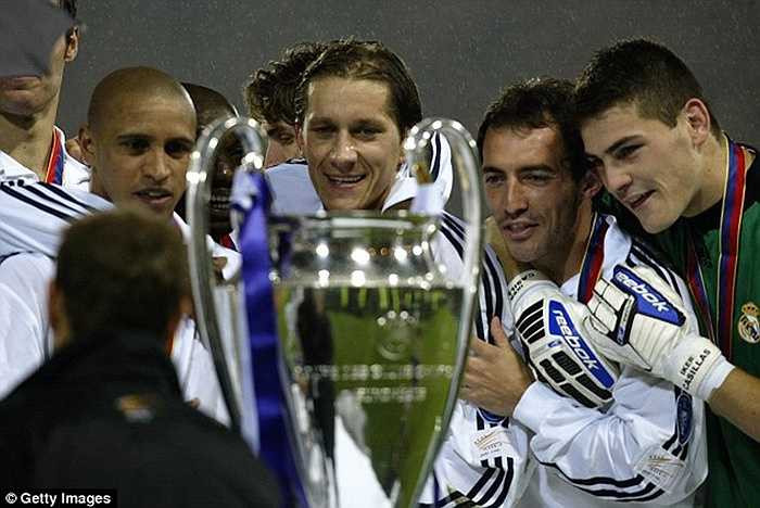 Casillas cùng chức vô địch Champions League 2002, chức vô địch có dấu ấn đậm nét của 'Thánh Iker' trong trận chung kết với Bayern Leverkusen, thay Cesar Sanchez