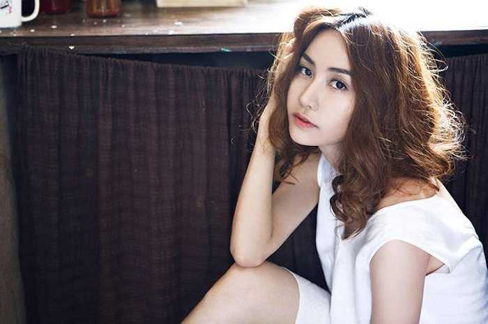 Hiện tại, người đẹp tạm rút khỏi làng giải trí để đi du học. 