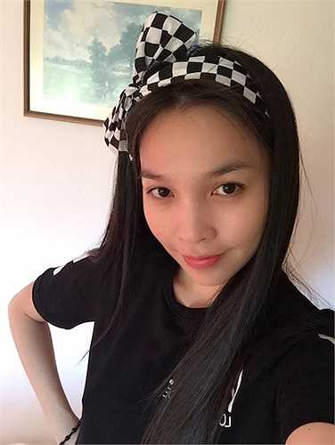 Dù đã bước qua tuổi băm song 'bà mẹ một con' vẫn giữ được làn da căng mịn và tươi trẻ. 