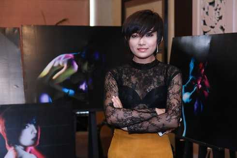 Tinna Tình chia sẻ những bức hình dạn dĩ trong buổi họp báo.