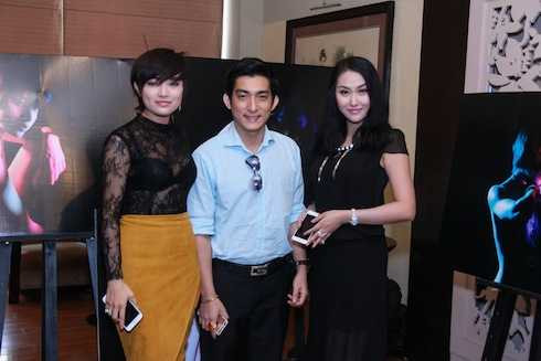 Vợ chồng Phi Thanh Vân tái xuất để chúc mừng người bạn.