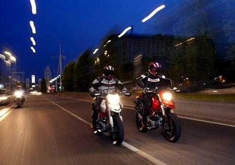 Tránh tai nạn khi đi xe máy trời tối