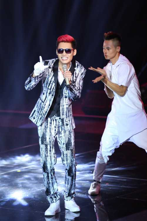 Hữu Toàn đội Thu Phương trình bày ca khúc 'Đông cuối'. Anh từng là thí sinh đội Tuấn Hưng nhưng được Thu Phương 'cứu'