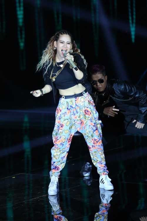 Yến Lê đội Tuấn Hưng trình bày ca khúc 'Healing' mà cô tự viết lời Việt.