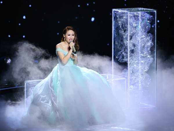 rần Lan đội Tuấn Hưng trình bày bài hát 'Sao ta lặng im'