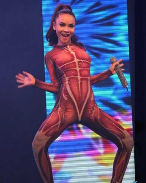 Thêm một tư thế biểu diễn khó coi của Yến Trang