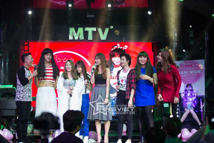 BB&BG giả gái, hát nhép hit của Hari Won khiến fan cười ngất