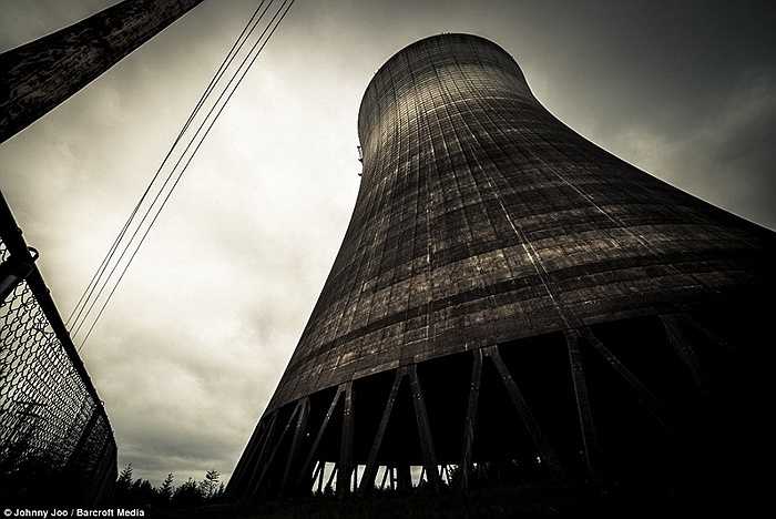 Ống khói khổng lồ của nhà máy điện bỏ hoang