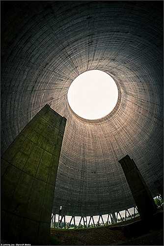 Khung cảnh hoang tàn bên trong công trình