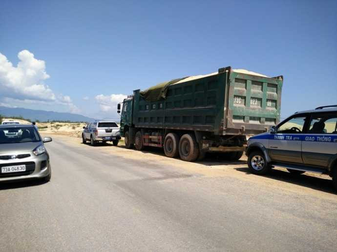 Bị CSGT dừng xe kiểm tra, tài xế đóng chặt cửa cố thủ